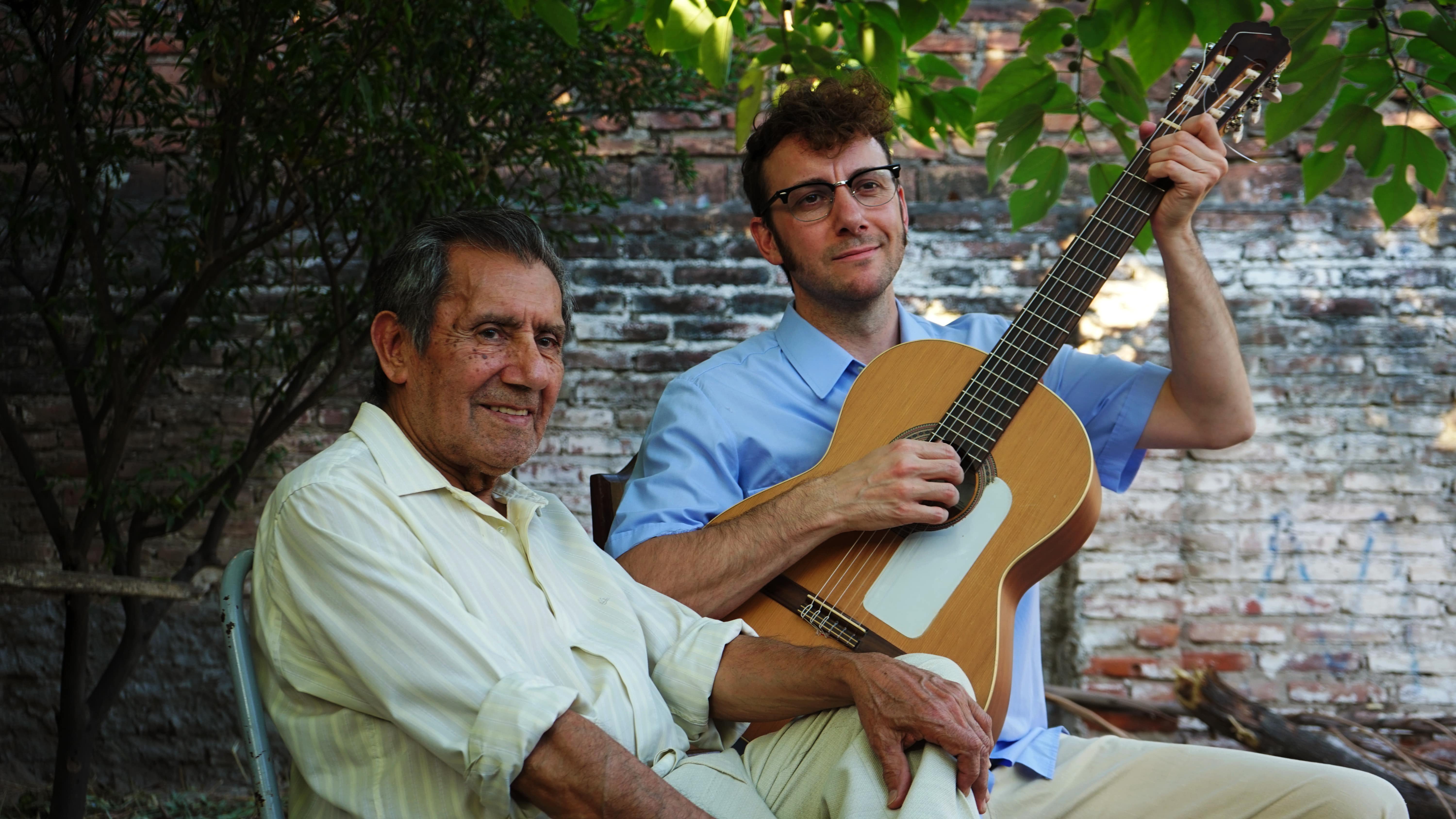 Pepe Lorente da vida al rockabilly español en su periplo por Argentina.