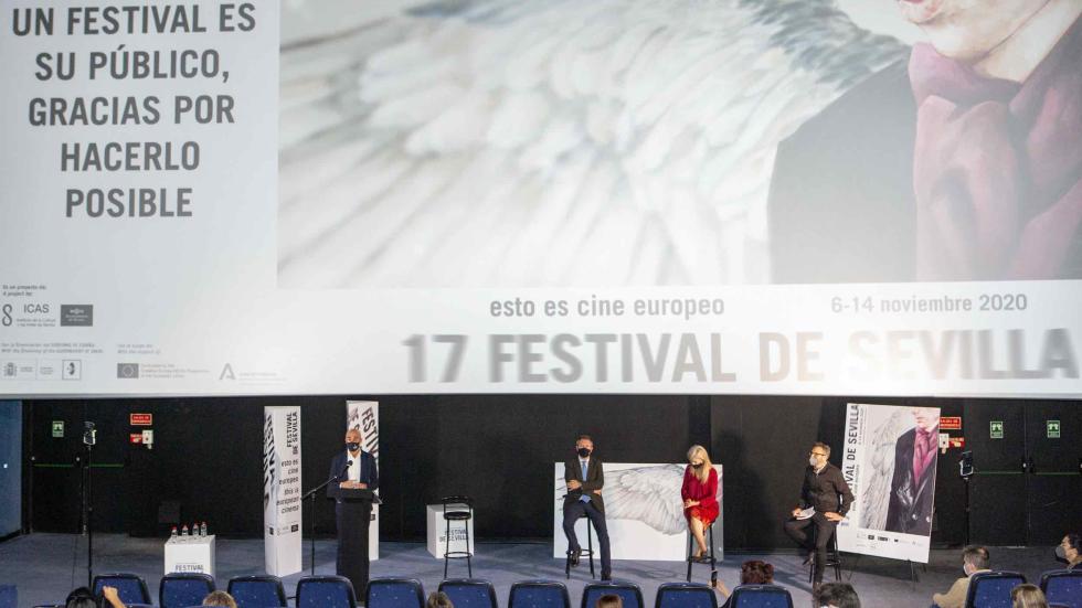 Autoridades y colaboradores reunidos en el acto de presentación de novedades
