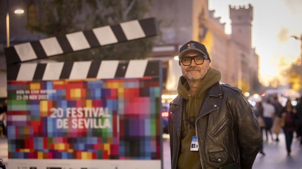El diseñador gráfico Pedro Cabañas posa frente al cartel de esta edición, del que es autor.