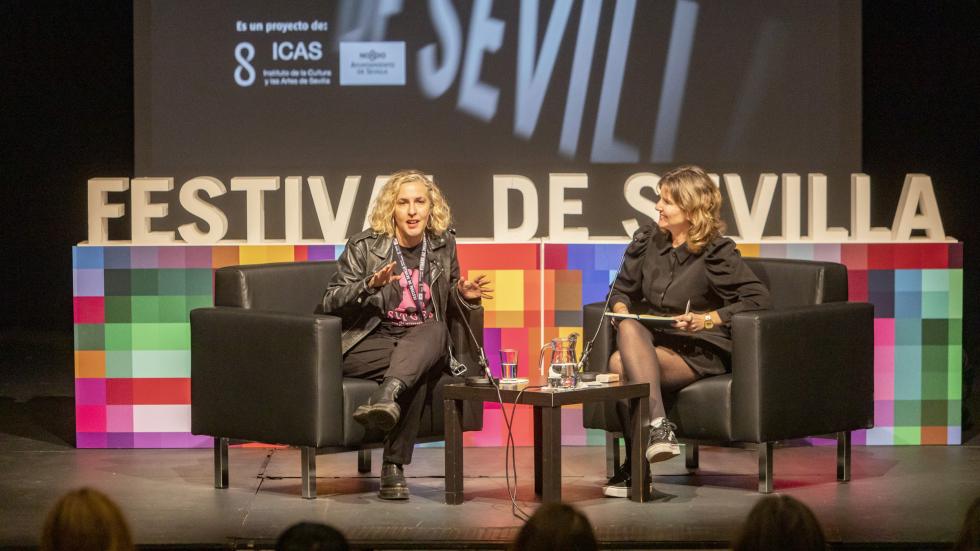 charla dirigidCarlota Pereda fue entrevistada en directo por la escritora sevillana Silvia Hidalgo, ganadora del premio Tusquets.