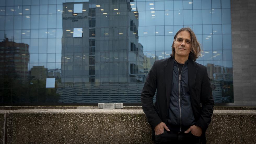 El guionista Rafa Cobos debuta como director en la miniserie 'El hijo zurdo'.