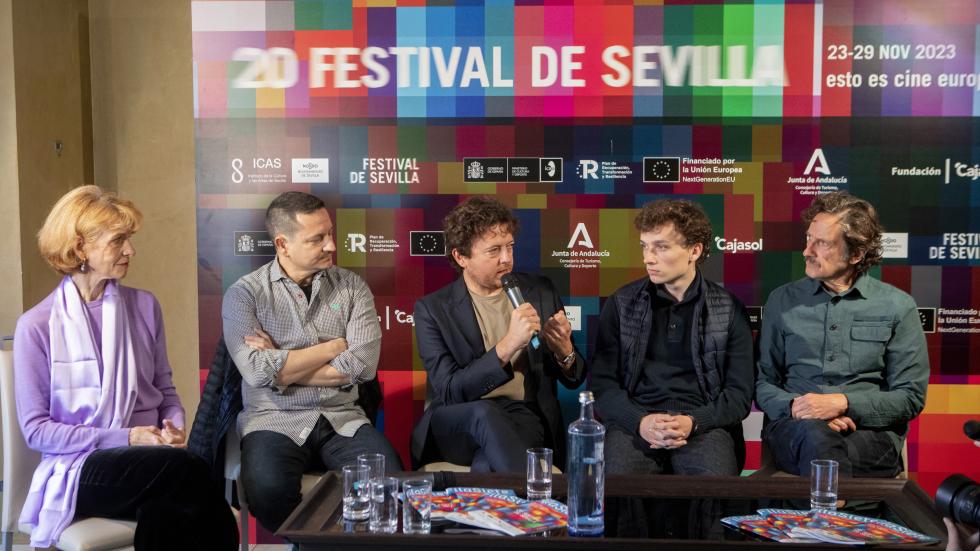 El director Alessandro Pugno flanqueado por los actores Guillermo Bedward y Donovan Raham y el productor José Alba.