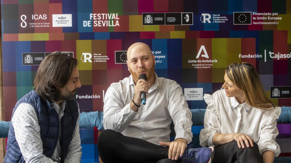 El director debutante ha estado acompañado por los productores Julieta Sánchez y Carlo D'ursi.