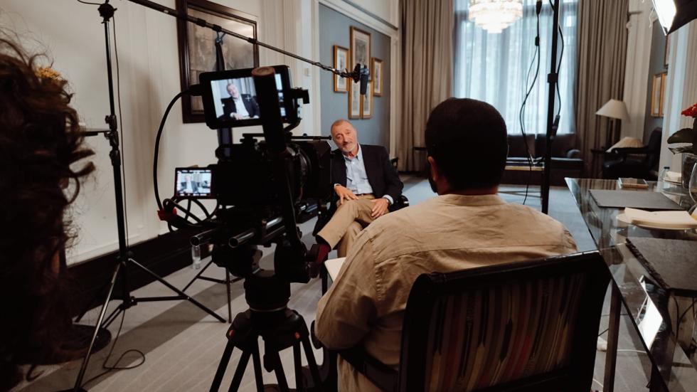 'Sembrando sueños' cuenta con la participación de Arturo Pérez Reverte.