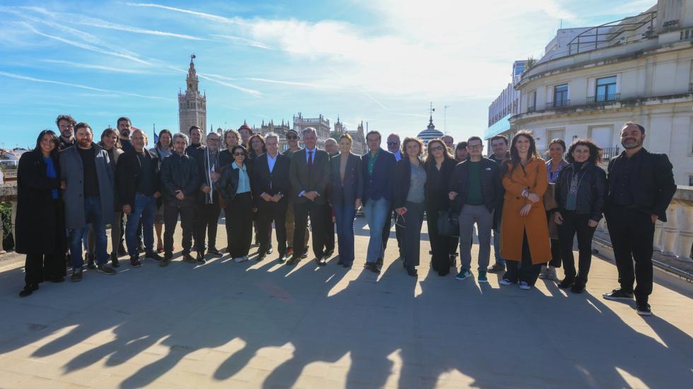 Manuel Cristóbal y el alcalde posan con el equipo del Festival y los representantes de las entidades audiovisuales