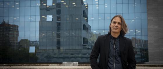 El guionista Rafa Cobos debuta como director en la miniserie 'El hijo zurdo'.