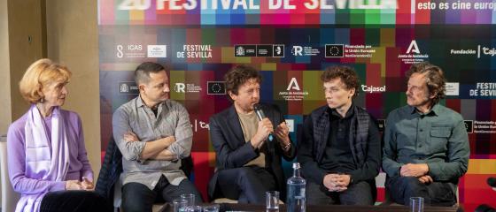 El director Alessandro Pugno flanqueado por los actores Guillermo Bedward y Donovan Raham y el productor José Alba.