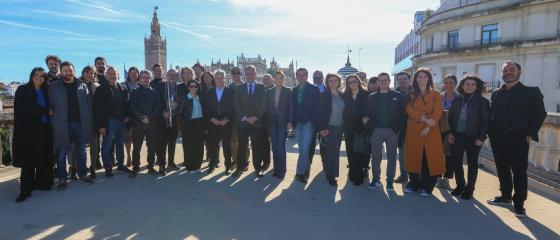 Manuel Cristóbal y el alcalde posan con el equipo del Festival y los representantes de las entidades audiovisuales